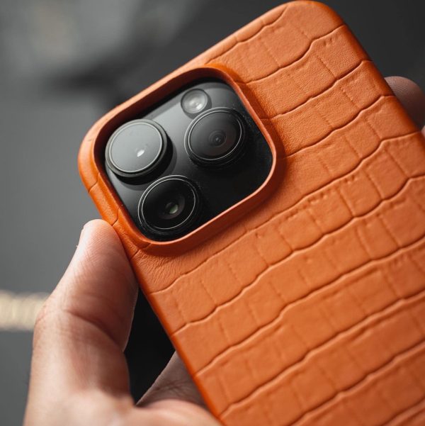 iPhone 14 Pro Slim Lederhülle Kroko-Prägung orange Mode – Bild 3